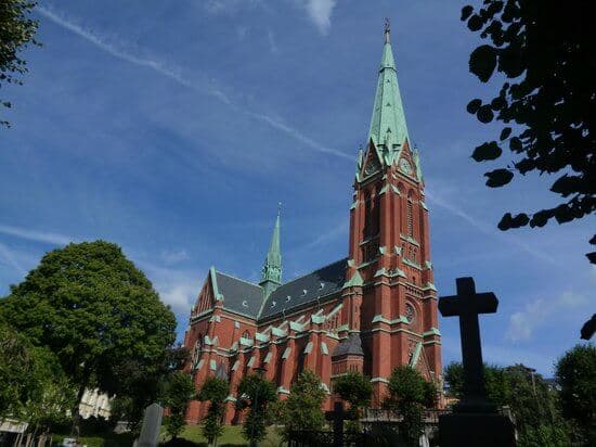 Kościół św. Jana w Sztokholmie — neogotycka bryła z wysoką wieżą